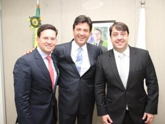 Deputado federal João Roma, ao lado do Ministro da Saúde, Henrique Mandetta e do Secretário Municipal de Saúde de Salvador, Luiz Galvão