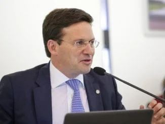João Roma falando ao microfone