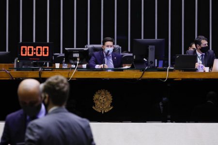 Relatado por João Roma, projeto que cria linha de crédito para profissionais liberais é aprovado na Câmara
