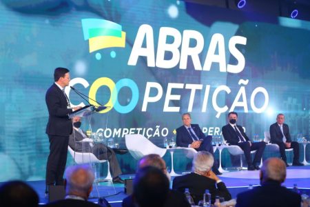 Em evento da Abras, João Roma diz que Auxílio Brasil representa “uma evolução no programa de transferência de renda”