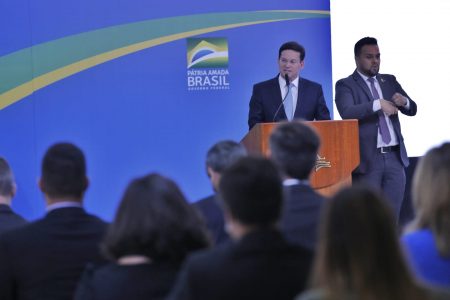 “O governo Bolsonaro não deixará de assistir àqueles que estão em dificuldade”, diz João Roma