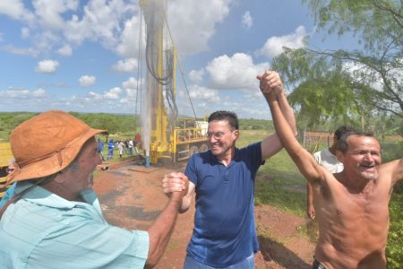 Roma festeja com o povo água jorrar em Tucano
