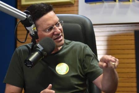 Roma diz ser “bravata pura” fala de ACM Neto sobre debate: “o que se vê é um candidato fujão”