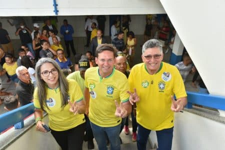 Roma acompanha Dra. Raíssa votar em Porto Seguro