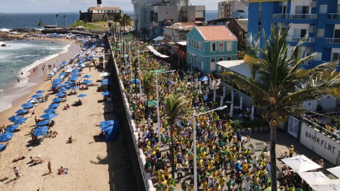 Manifestação contra censura e pela liberdade de expressão reúne multidão no Farol da Barra